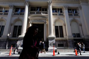 Argentina needs 'substantial' relief in $70 billion debt talks