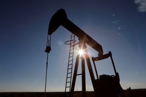 Oil prices climb 1% on fears of tighter supply